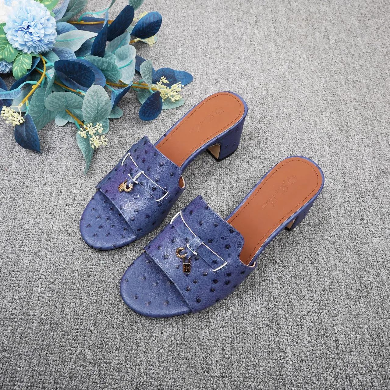 👟👟Ex-factory price 440👟👟 Genuine leather sole +30 suede sheepskin slippers with a strap decorated with Loro Piana My Charms charms and decorated with tone-on-tone stitching. Sophisticated and feminine, it pairs well with both city and resort looks. For those looking for an elegant upgrade, the summer glamor slipper is known for its slim open-back silhouette. size: 35-44 (custom-made sizes 43 and 44 are non-returnable) Upper: imported suede sheep leather (sheep), cowhide ostrich pattern, cowhide snake pattern Lining: imported high-grade mixed sheep silk Heel height: 5.5CM